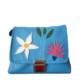 Ein Kindertraum wird wahr! Kindergartentasche aus hochwertigem, strapazierfähigem pinkem Kunstleder mit bunten applizierten Blumen. Die Tasche hat einen reflektierenden Druckverschluss für eine gute Sichtbarkeit in der Dämmerung und einen verstellbaren Schulterträger für einen perfekten, bequemen Sitz . Ausgekleidet ist das Bijoux mit einem dekorativem Baumwollstoff. Jede Tasche ist in der Schweiz handgefertigt. Die Grösse von 23x18x7.5cm bietet Platz für eine Znünibox und eine kleine Trinkflasche 2dl
