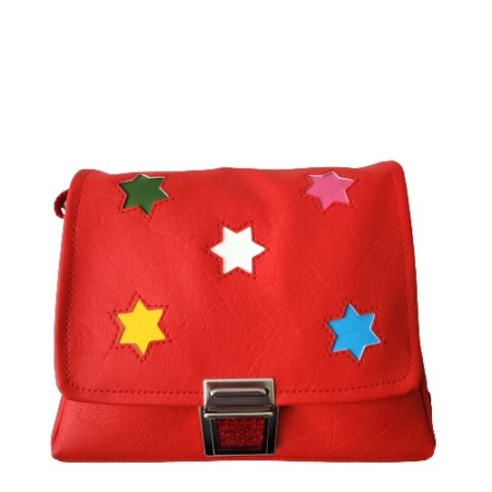 Ein Kindertraum wird wahr! Kindergartentasche aus hochwertigem, strapazierfähigem rotem Kunstleder mit bunten hinterlegten Sternen. Die Tasche hat einen reflektierenden Druckverschluss für eine gute Sichtbarkeit in der Dämmerung und einen verstellbaren Schulterträger für einen perfekten, bequemen Sitz . Ausgekleidet ist das Bijoux mit einem dekorativem Baumwollstoff. Jede Tasche ist in der Schweiz handgefertigt. Die Grösse von 23x18x7.5cm bietet Platz für eine Znünibox und eine kleine Trinkflasche 2dl