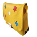 Ein Kindertraum wird wahr! Kindergartentasche aus hochwertigem, strapazierfähigem gelben Kunstleder mit bunten hinterlegten Sternen. Die Tasche hat einen reflektierenden Druckverschluss für eine gute Sichtbarkeit in der Dämmerung und einen verstellbaren Schulterträger für einen perfekten, bequemen Sitz . Ausgekleidet ist das Bijoux mit einem dekorativem Baumwollstoff. Jede Tasche ist in der Schweiz handgefertigt. Die Grösse von 23x18x7.5cm bietet Platz für eine Znünibox und eine kleine Trinkflasche 2dl
