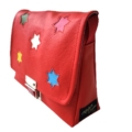 Ein Kindertraum wird wahr! Kindergartentasche aus hochwertigem, strapazierfähigem gelben Kunstleder mit bunten hinterlegten Sternen. Die Tasche hat einen reflektierenden Druckverschluss für eine gute Sichtbarkeit in der Dämmerung und einen verstellbaren Schulterträger für einen perfekten, bequemen Sitz . Ausgekleidet ist das Bijoux mit einem dekorativem Baumwollstoff. Jede Tasche ist in der Schweiz handgefertigt. Die Grösse von 23x18x7.5cm bietet Platz für eine Znünibox und eine kleine Trinkflasche 2dl