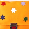 Ein Kindertraum wird wahr! Kindergartentasche aus hochwertigem, strapazierfähigem orangem Kunstleder mit bunten hinterlegten Sternen. Die Tasche hat einen reflektierenden Druckverschluss für eine gute Sichtbarkeit in der Dämmerung und einen verstellbaren Schulterträger für einen perfekten, bequemen Sitz . Ausgekleidet ist das Bijoux mit einem dekorativem Baumwollstoff. Jede Tasche ist in der Schweiz handgefertigt. Die Grösse von 23x18x7.5cm bietet Platz für eine Znünibox und eine kleine Trinkflasche 2dl